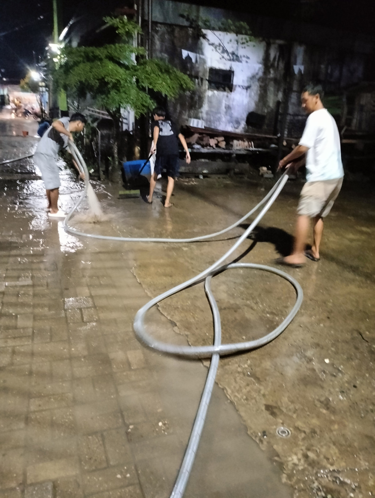 Gotong royong membersihkan lumpur dampak banjir
