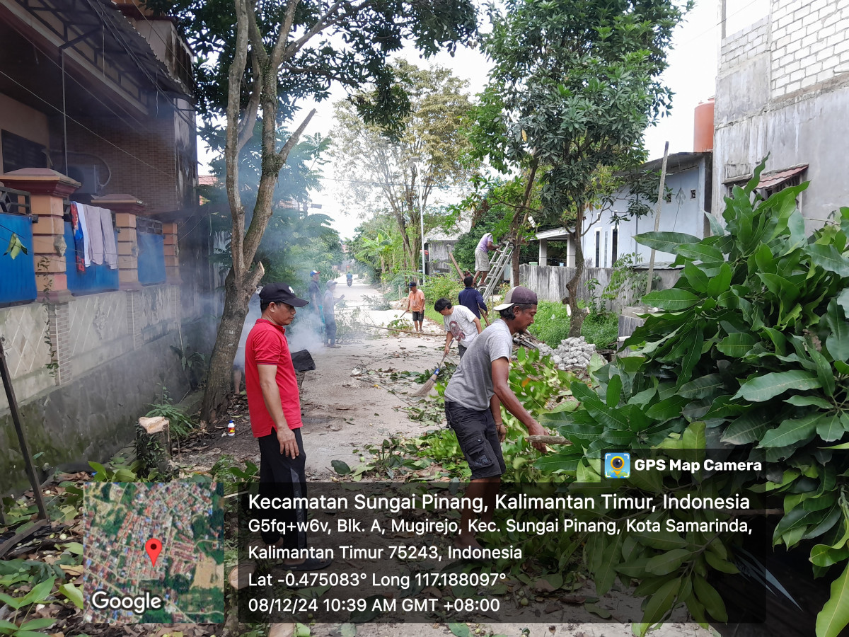 Kegiatan gotong royong warga