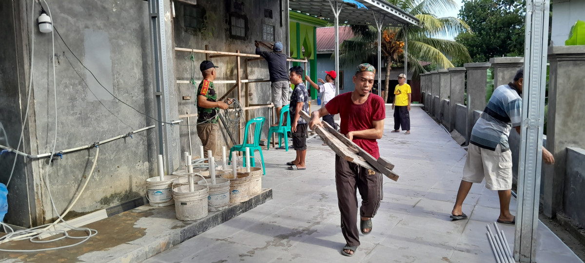 Pelaksanaan kerja bakti melakukan pembersihan area masjid Al Muhajirin perumahan Borneo Muqti 2
