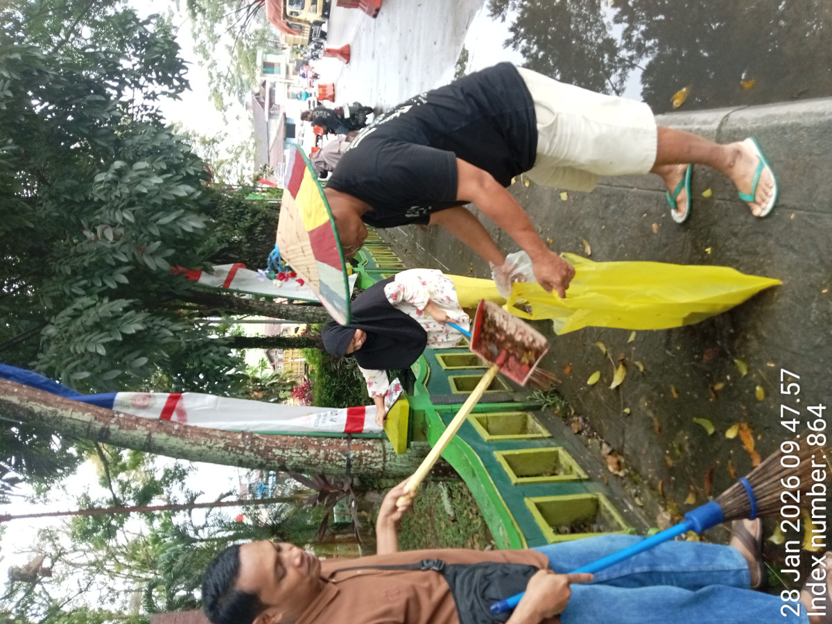Kegiatan kerja bakti depan taman rt 01