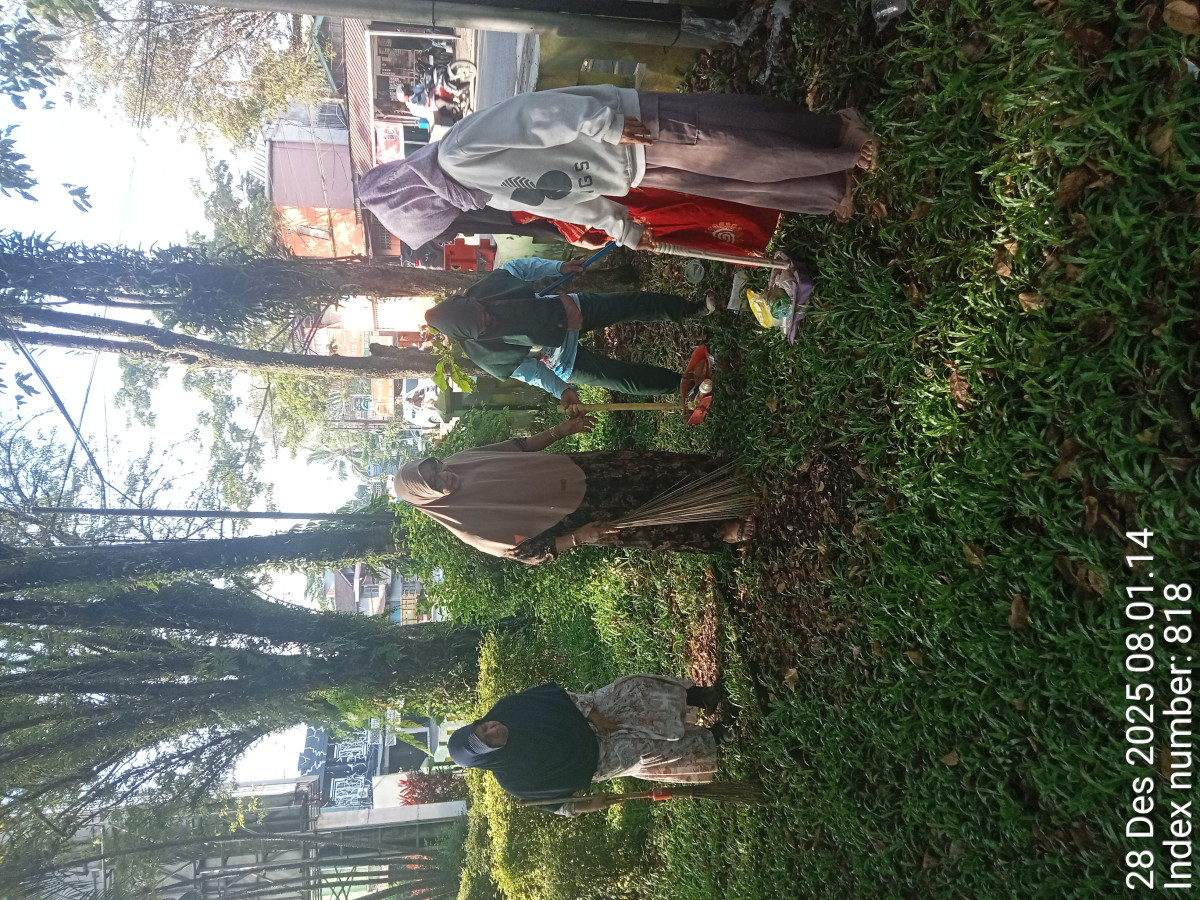 Kerja bakti bersihkan sampah dlm taman segi tiga & sekitarnya