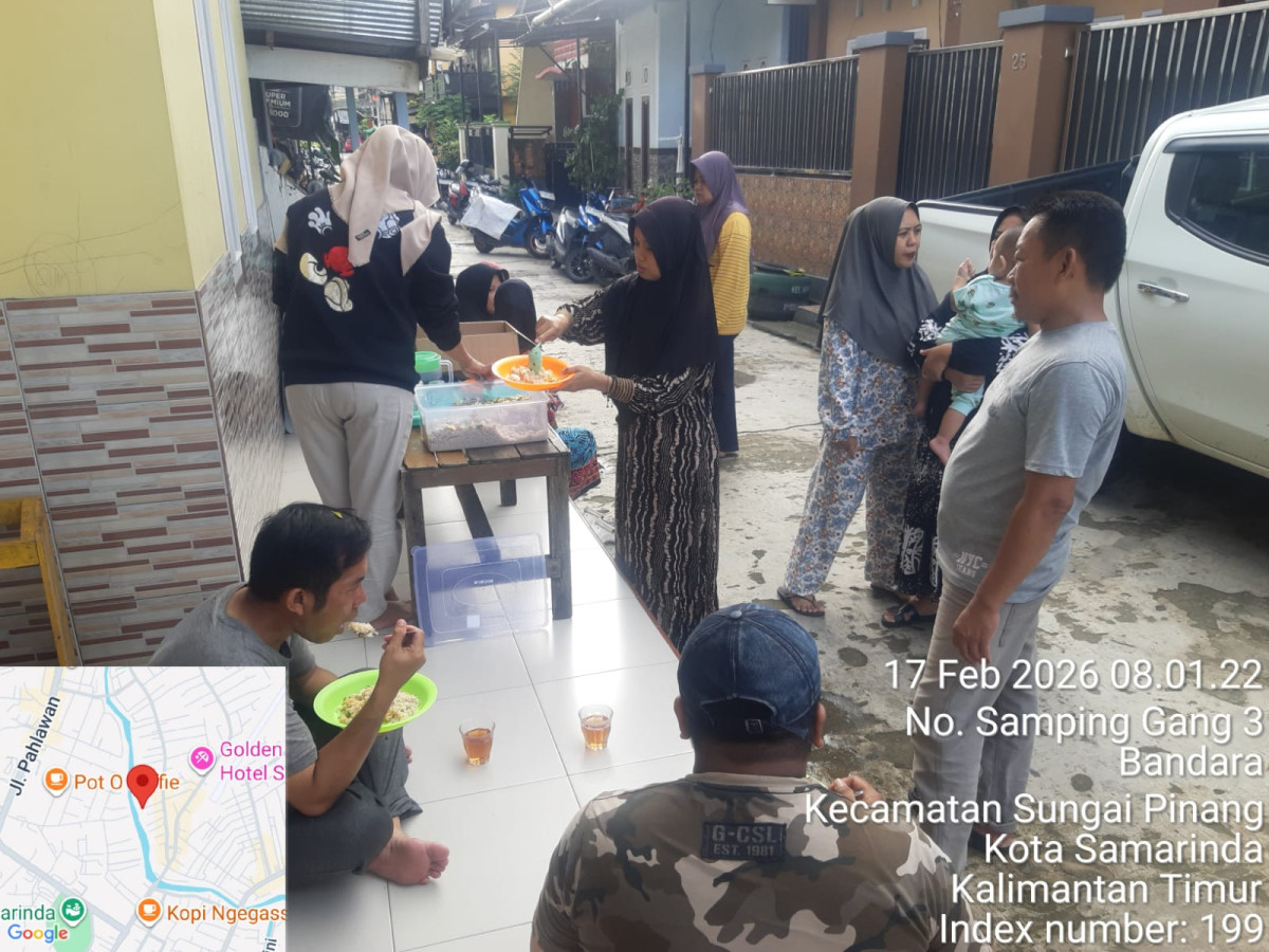 Membersihkan sekitar pinggiran sungai karang mumus