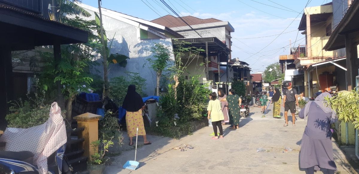 Bersih-bersih lingkungan dan pemasangan bendera merah putih