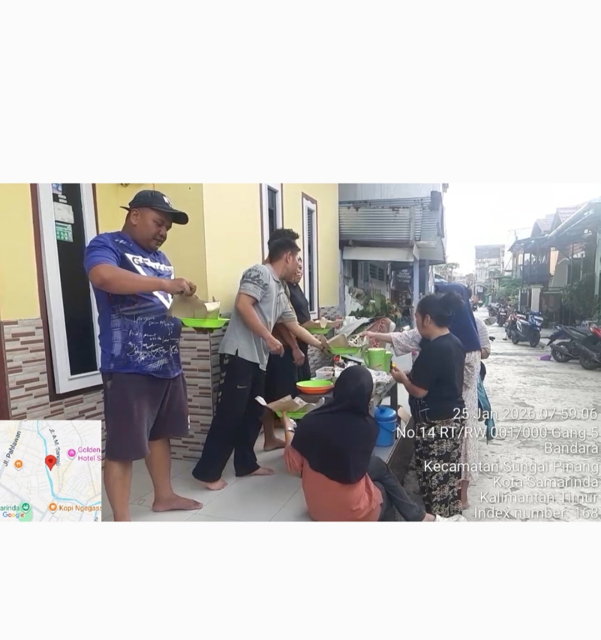 Membersihkan area lingkungan warga