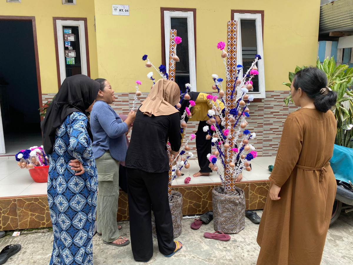 Gotong royong dalam rangka peringatan maulid nabi Muhammad Saw