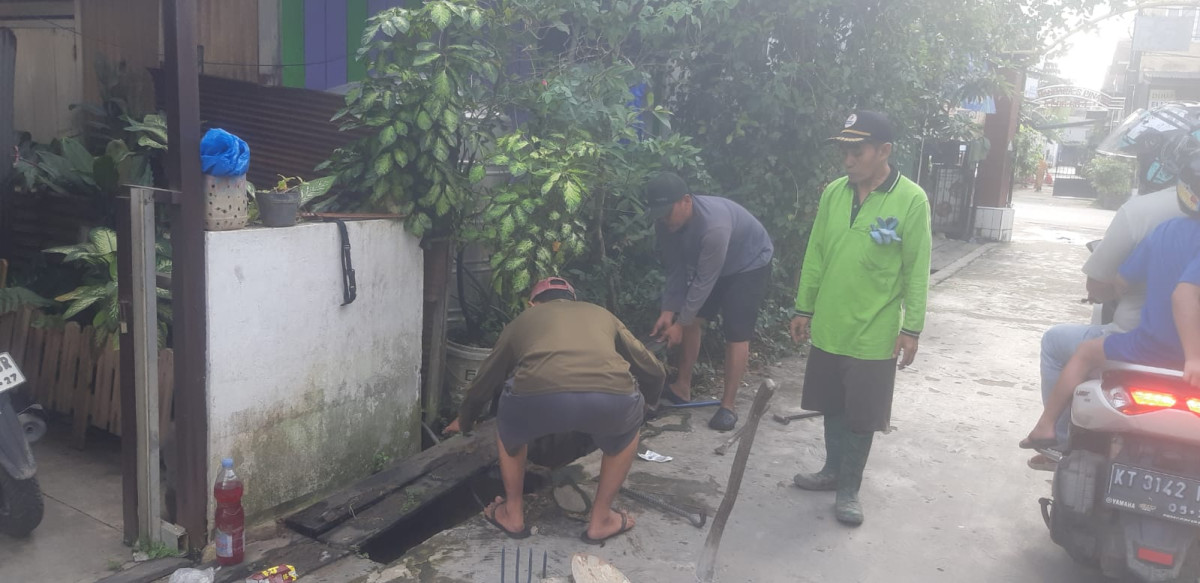 Bersihkan selokan