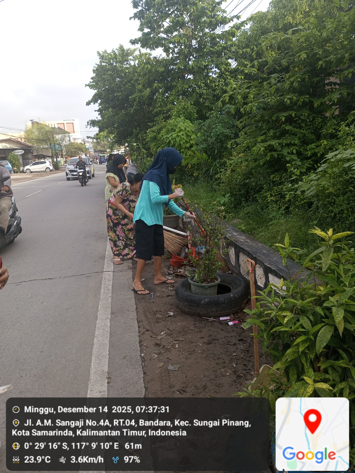 Gotong royong membersihkan taman depan RT 06