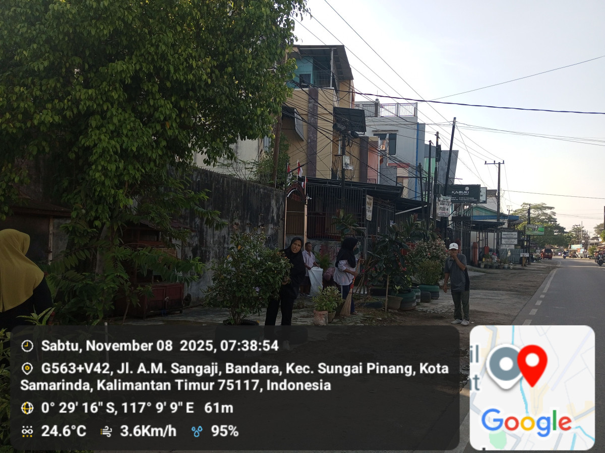 Kerja bakti membersihkan taman depan RT 06