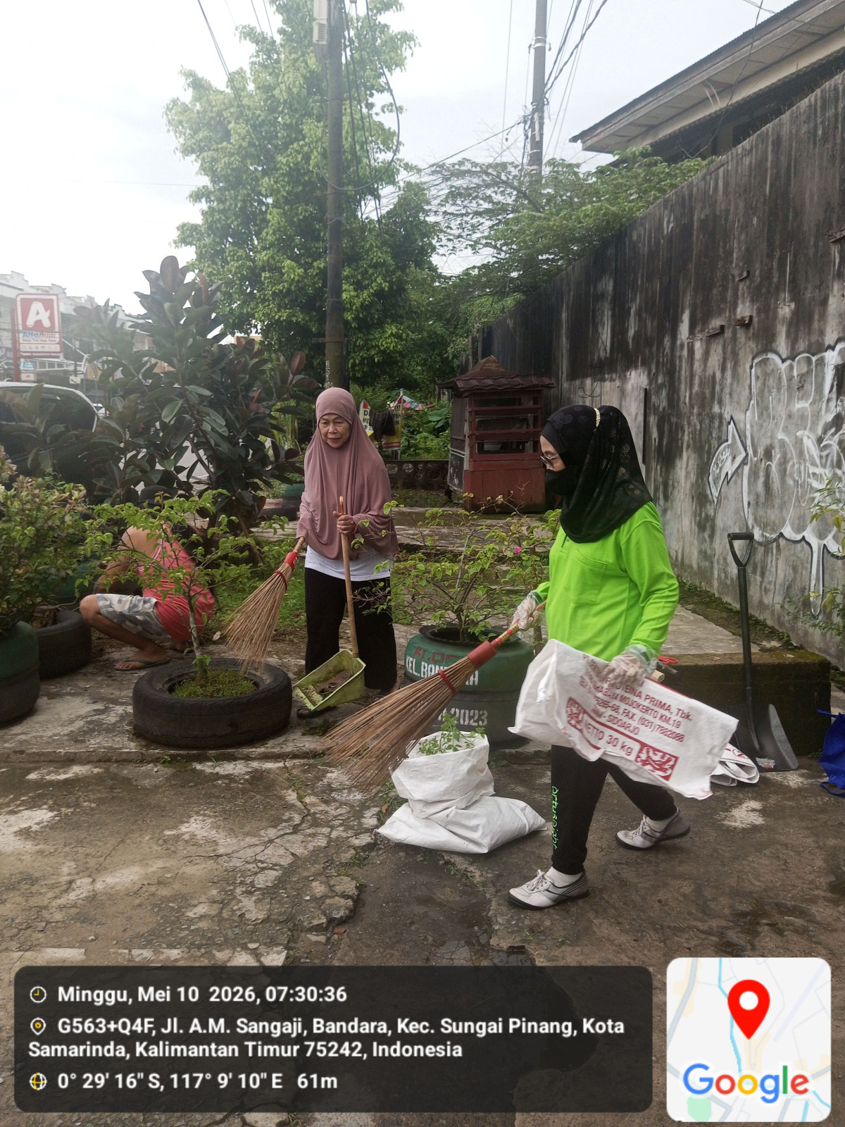 Gotong royong Jl Am Sangaji GG 4 RT 06 kelurahan Bandara