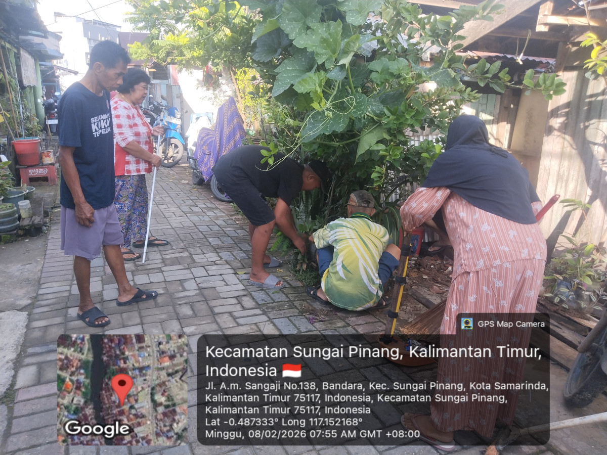 Gotong Royong di Jln AM Sangaji Gg 09 RT 07