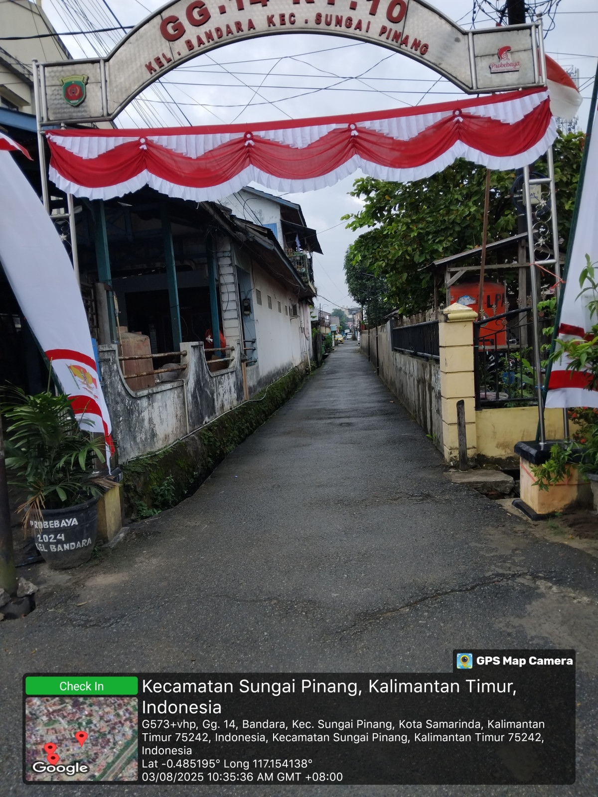 Gotong Royong pasang umbul umbul