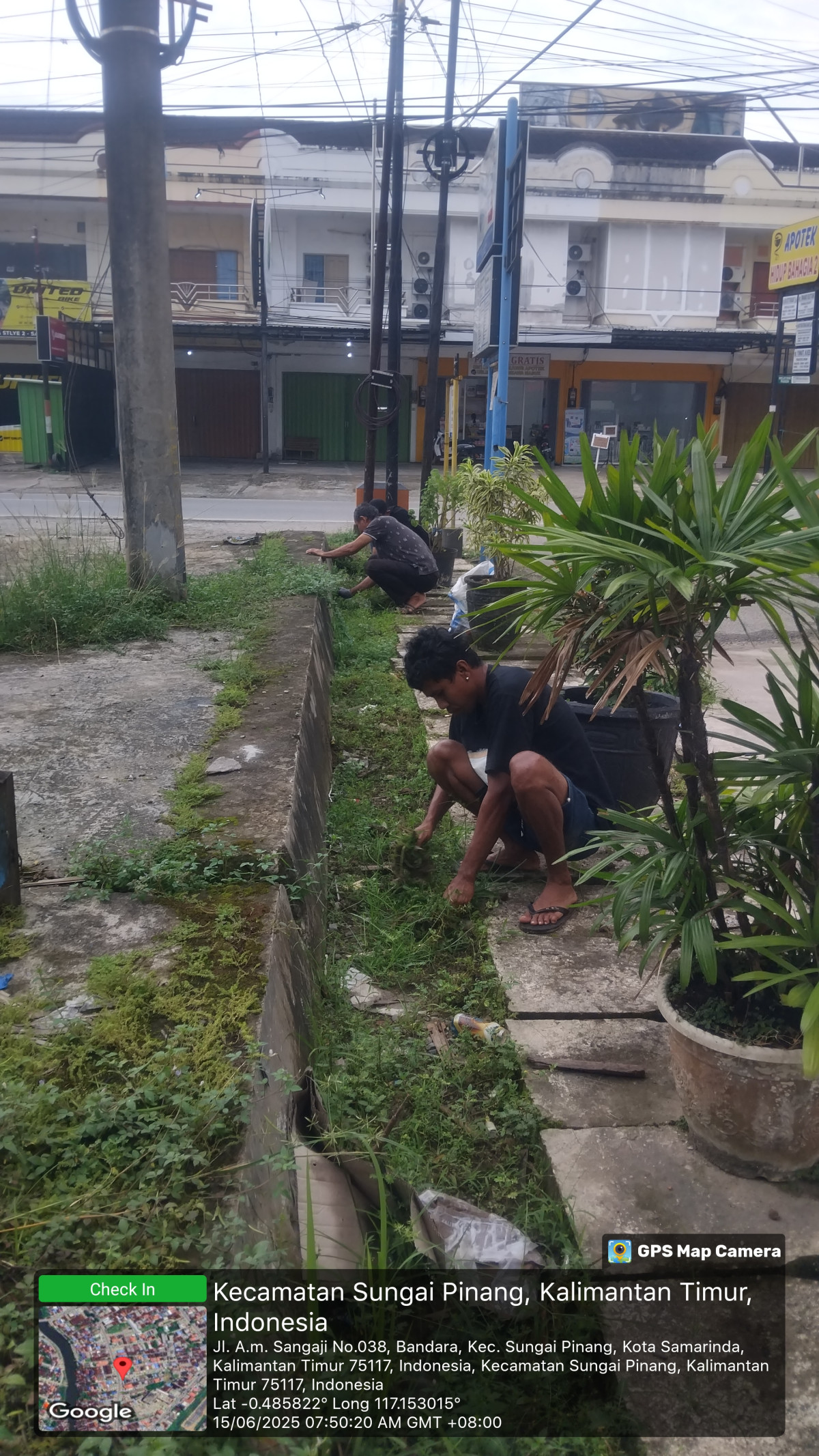 Gotong royong bersama warga danibu ibu dasawisma