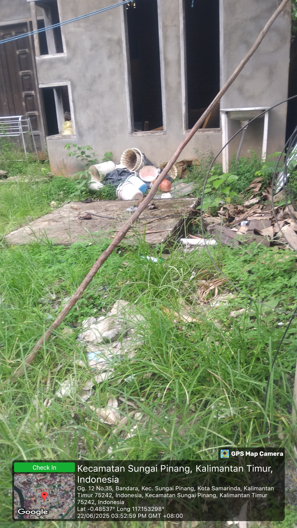 Gotong royong bersama warga dan ibu ibu sasawisma