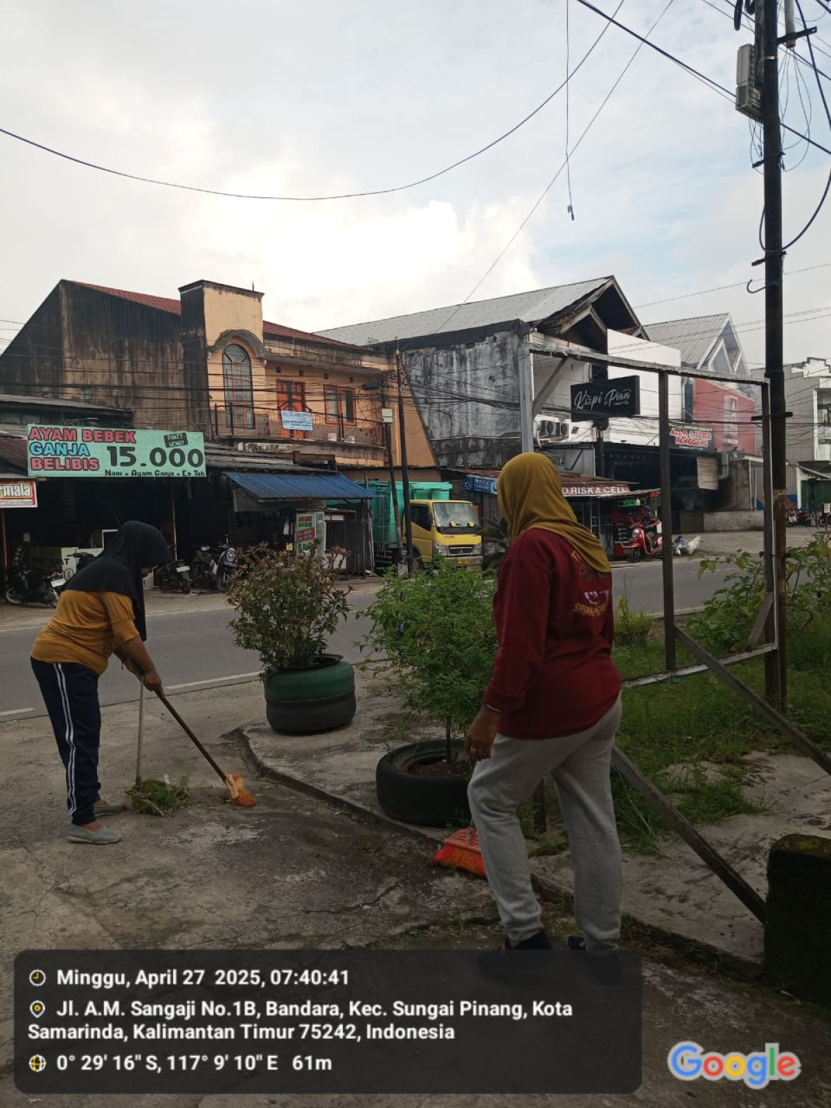 Gotong Royong di Gang RT.10