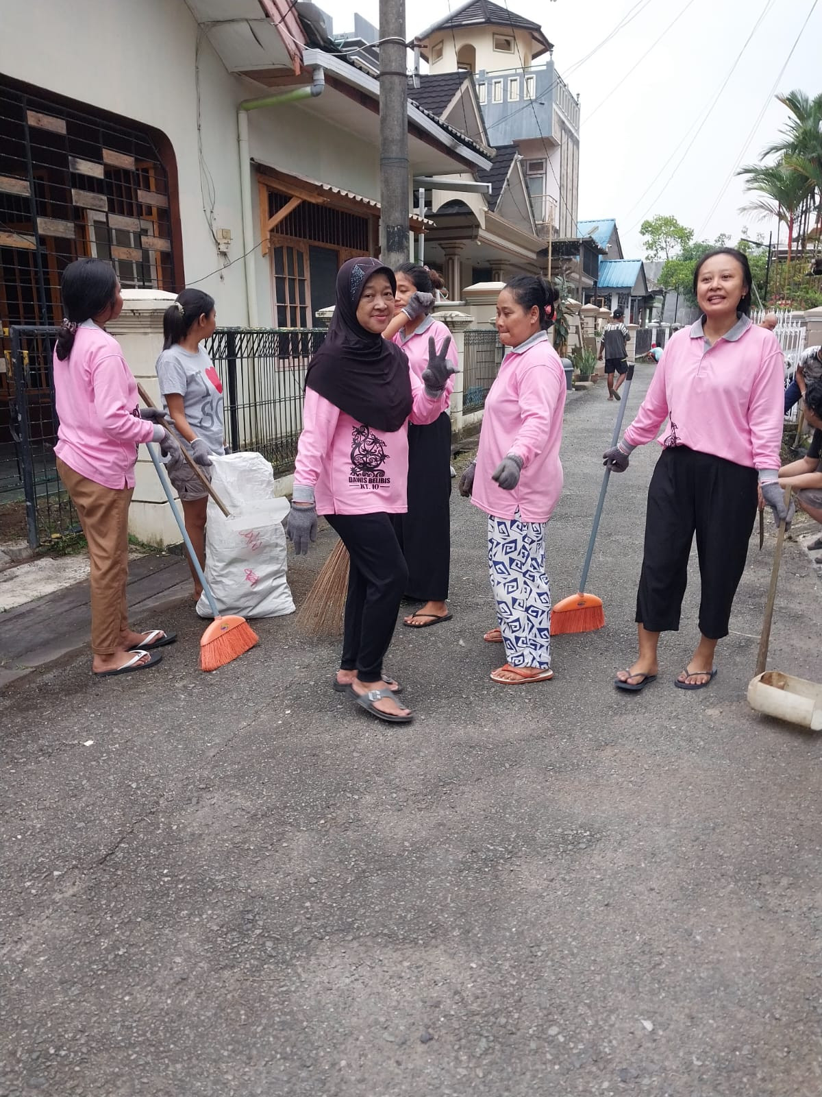Gotong Royong Bersama Ibu Ibu Dasawisma