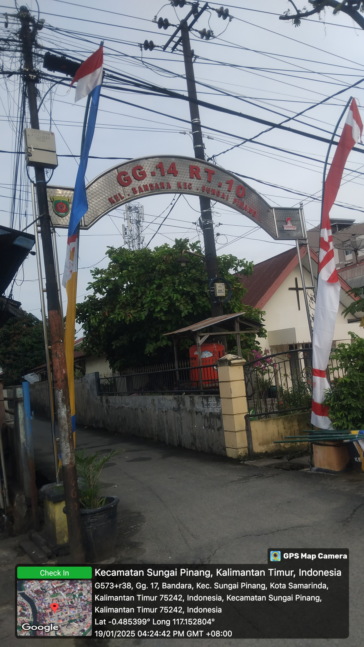 Gotong Royong Bersama sama Ibu ibu Damawisma ban warga