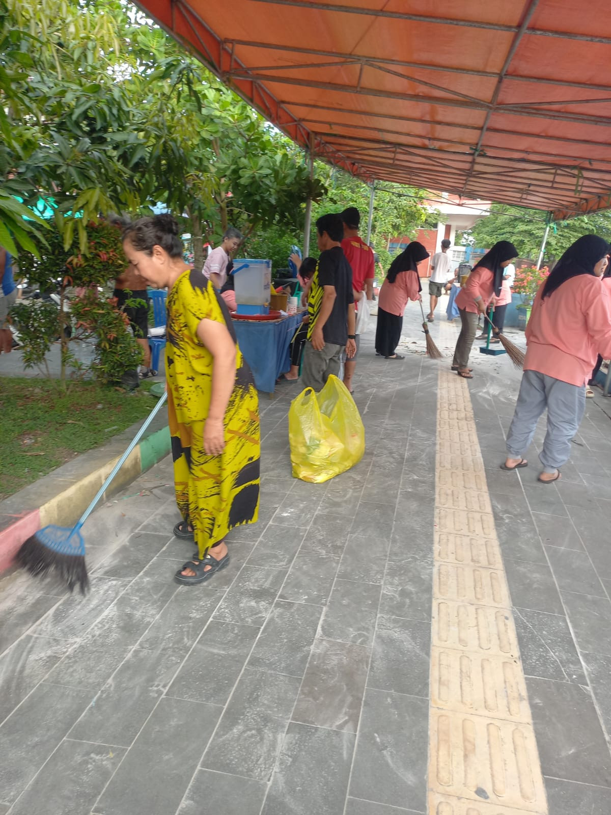 Kerja bakti membersihkan taman