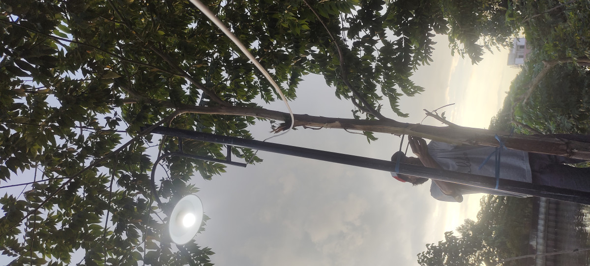 Pasang tiang lampu jalan