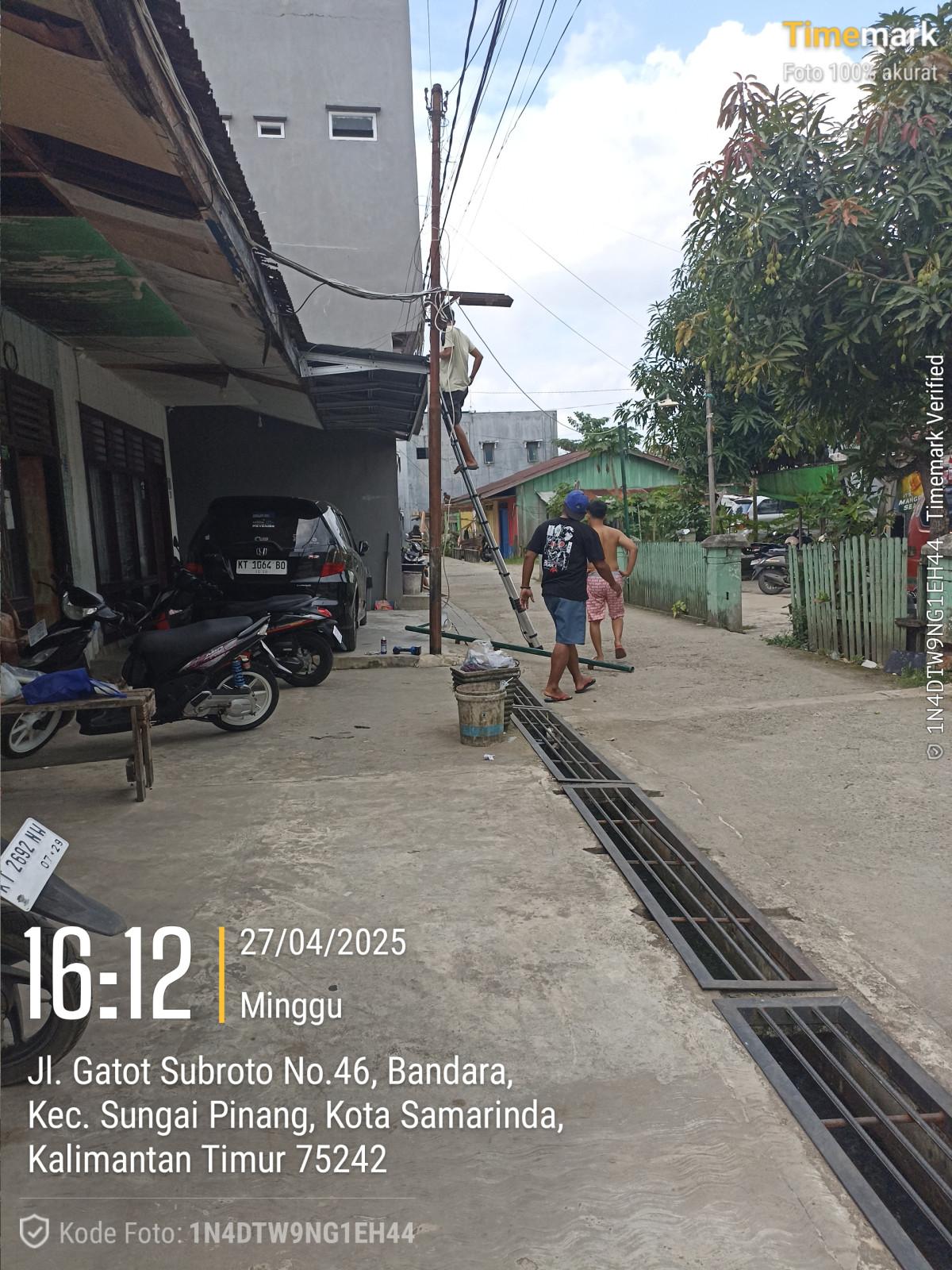Gotong Royong Pasang Lampu Jalan dalam gang