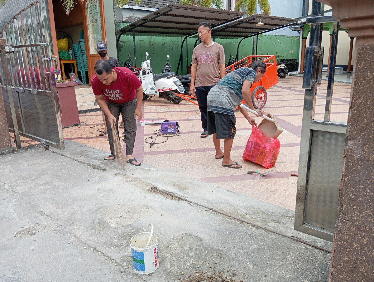 Kerja bhakti kebersihan lingkungan rt 27 dan masjid al isra