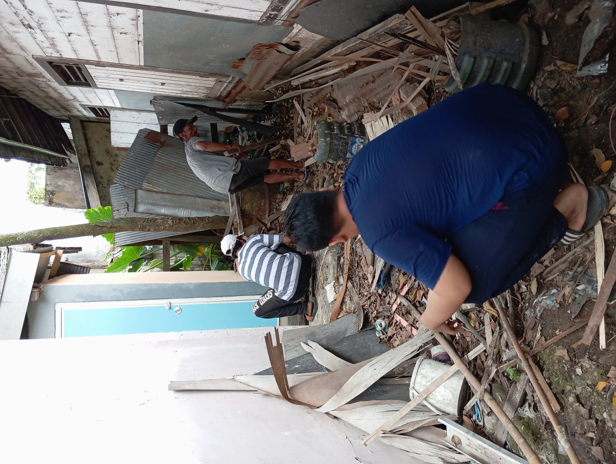 Kerja bhakti kebersihan lingkungan posyandu