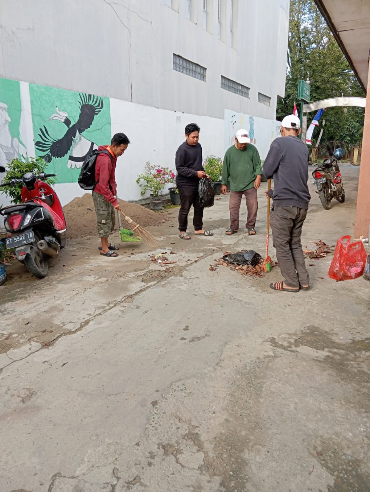 Kerja bhakti keberaihan lingkungan RT 27