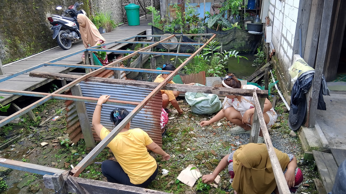 Gotong royong membersihkan sampah dan rumput liar