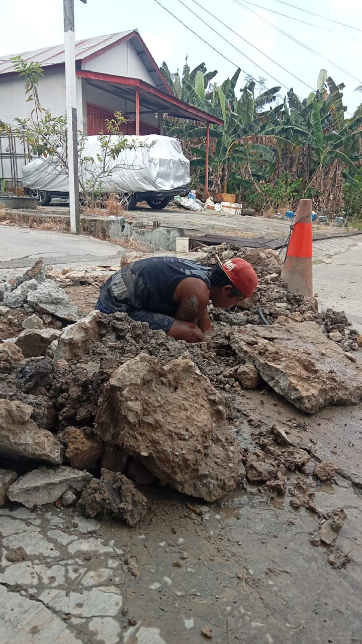 Penambalan jalan berlubang dalam gang 1 dan 2