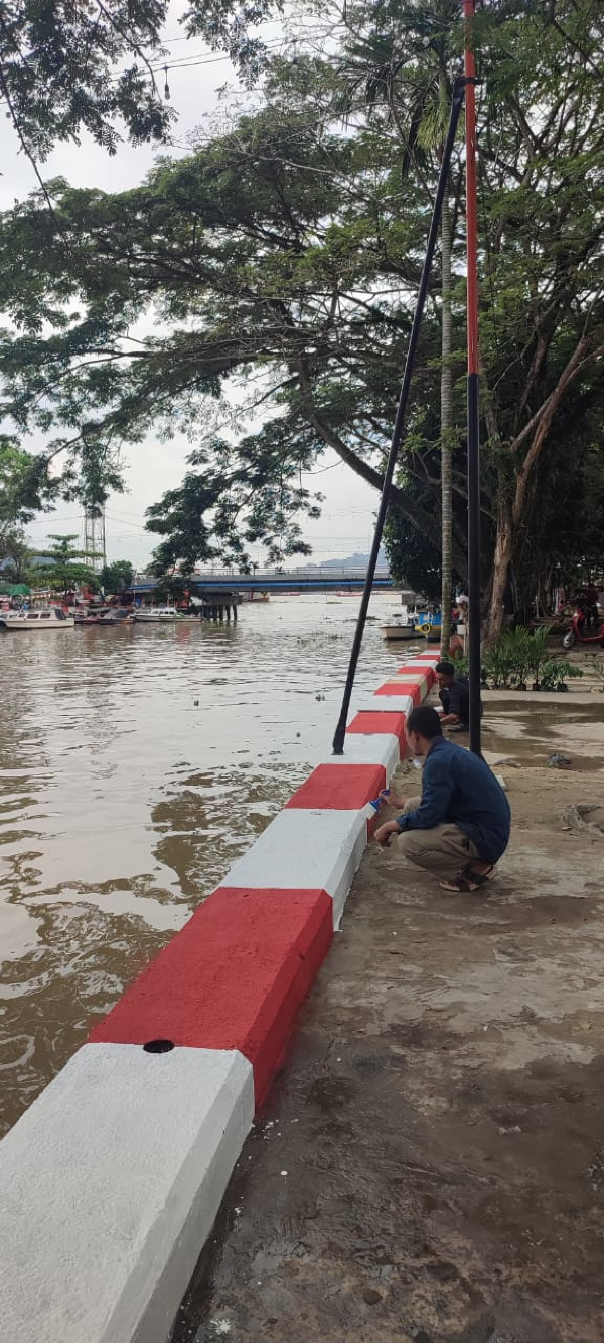 Gotong royong Pengecatan turap karang mumus jl.p.suriansyah RT.08