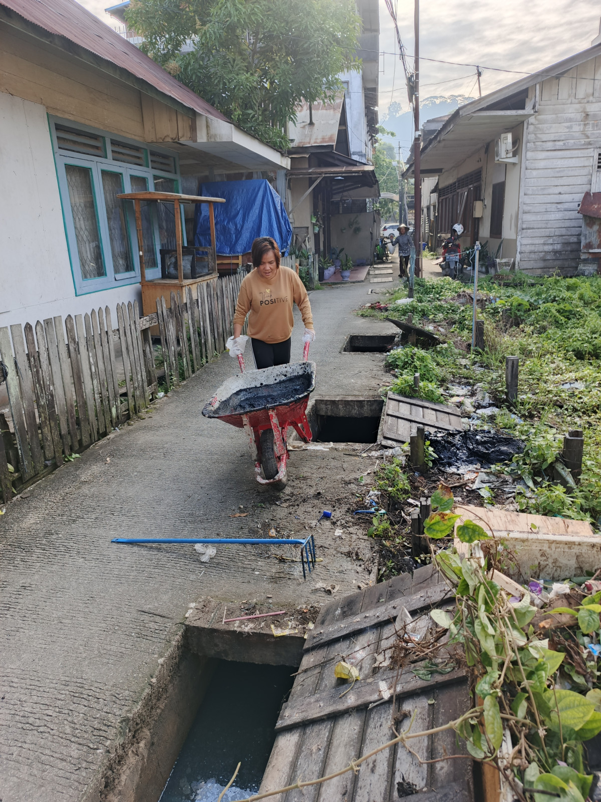 Gotong royong memperingati hari ibu