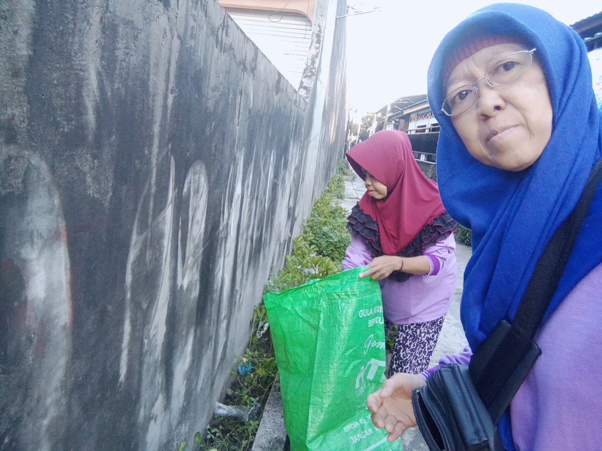 Gotong royong warga RT 15 Karang Mumus