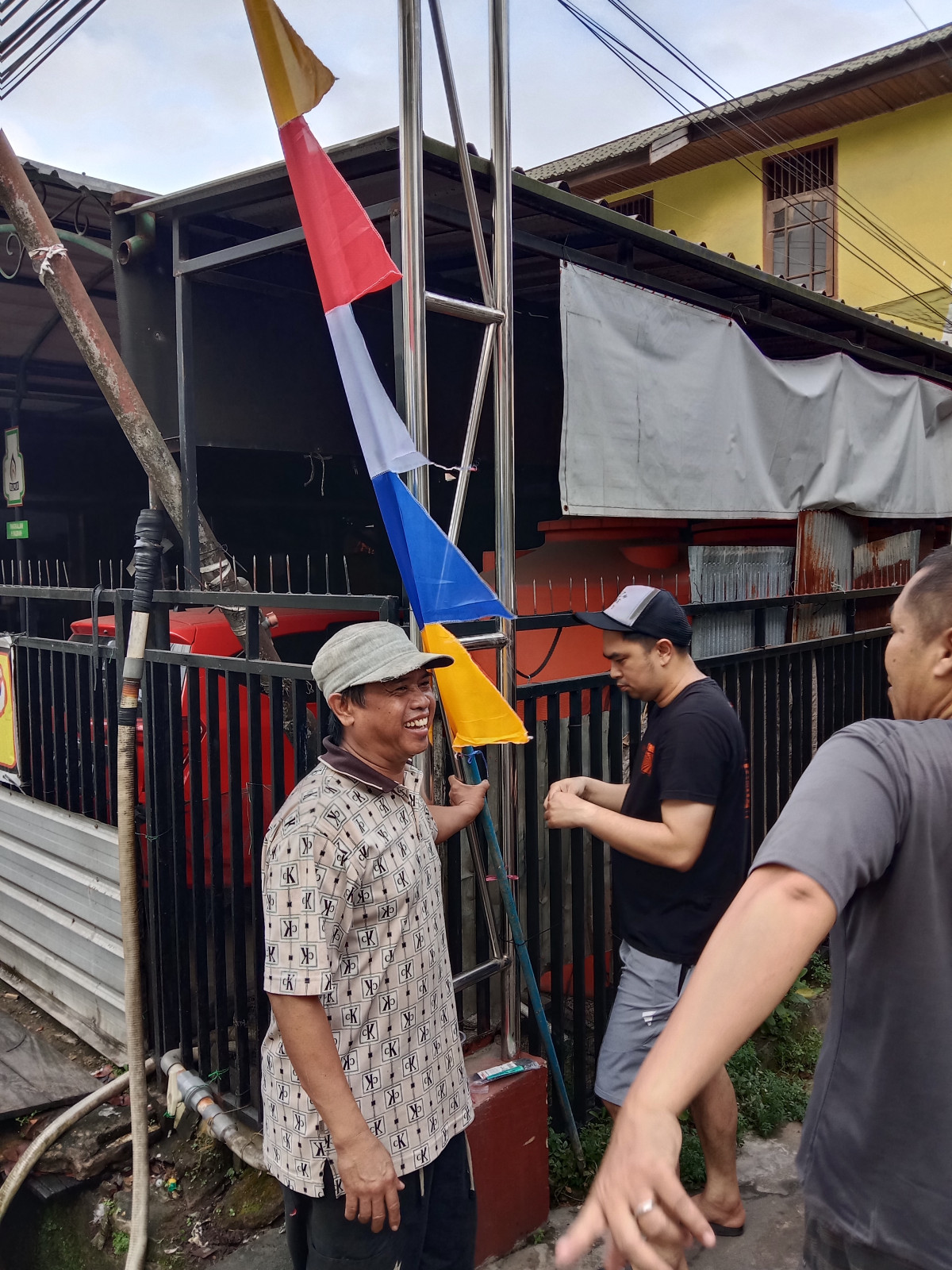 Gotong royong membersihkan lingkungan dan pemasangan umbul umbul