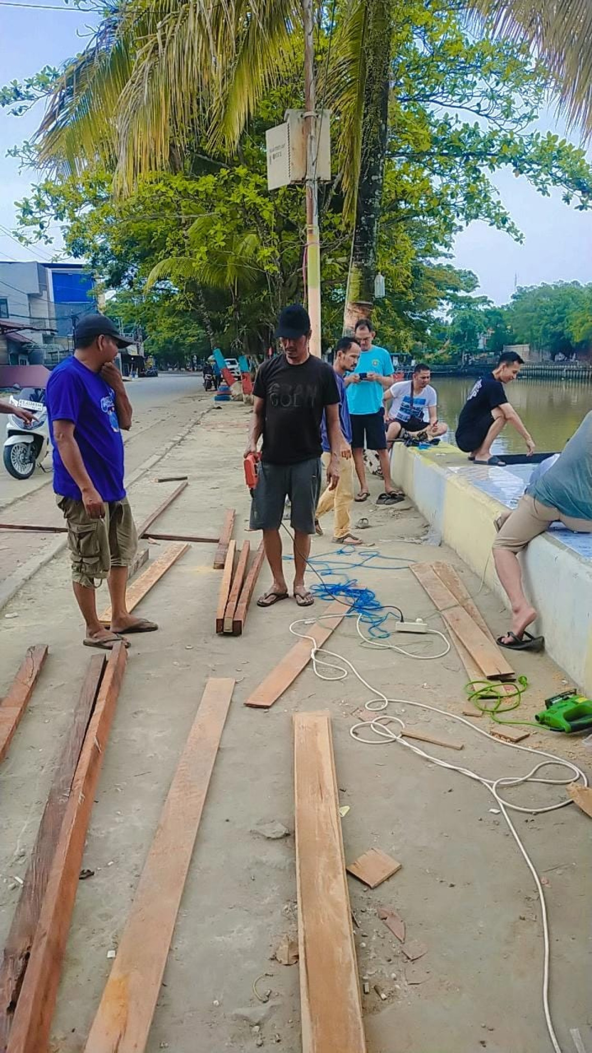 Pembuatan dermaga sungai karang Mumus