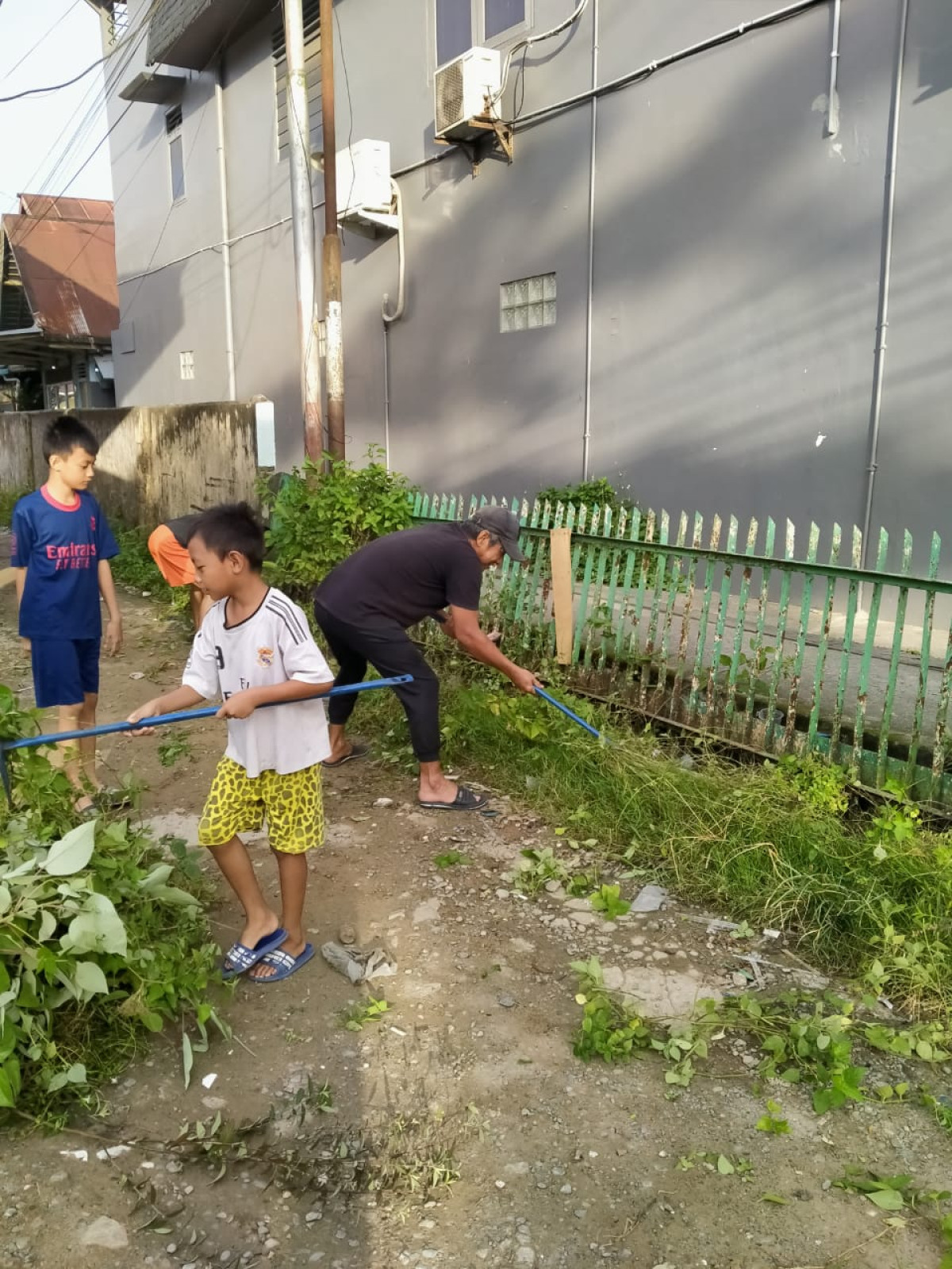 Gotong royong kebersihan lingkungan sekitar RT.16