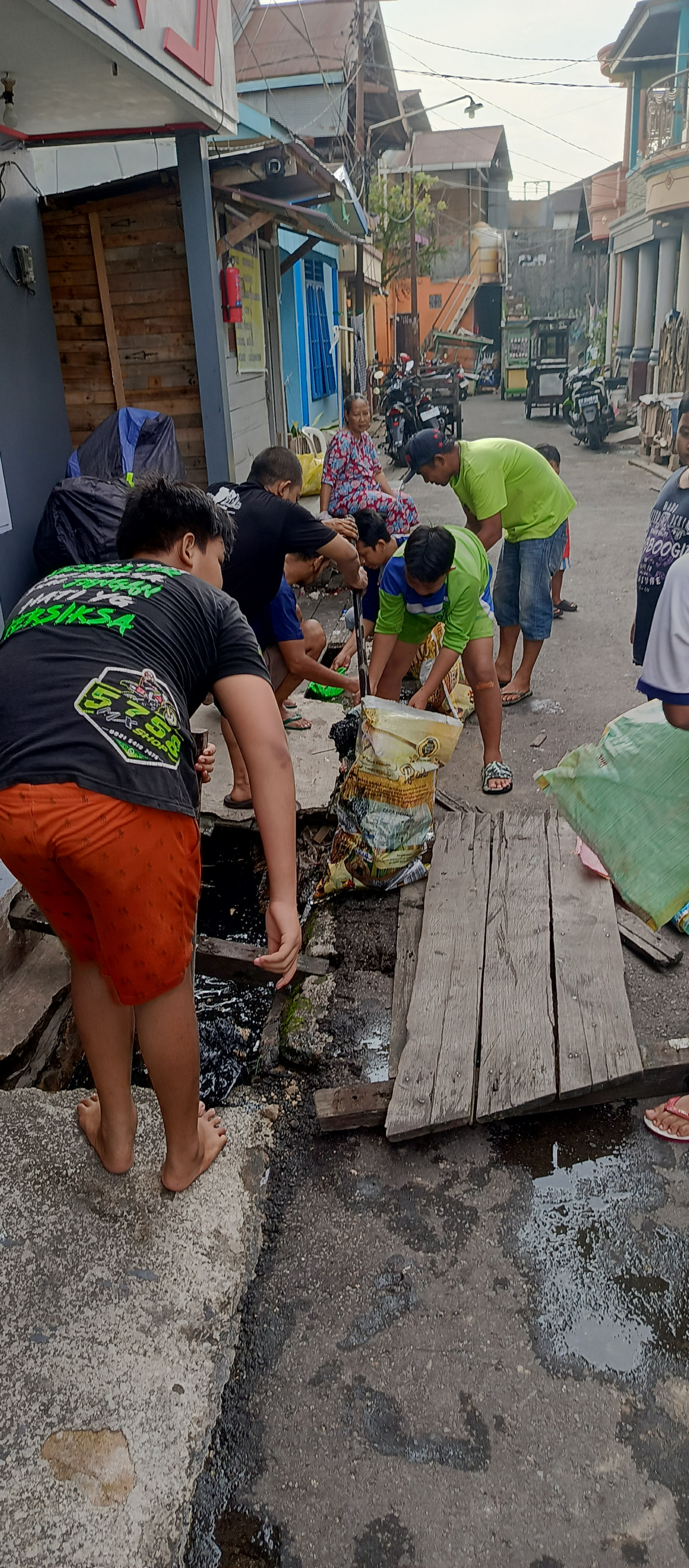 Kerja Bakti Jln. P. Hidayatullah GG. amal Blok. D Rt. 18