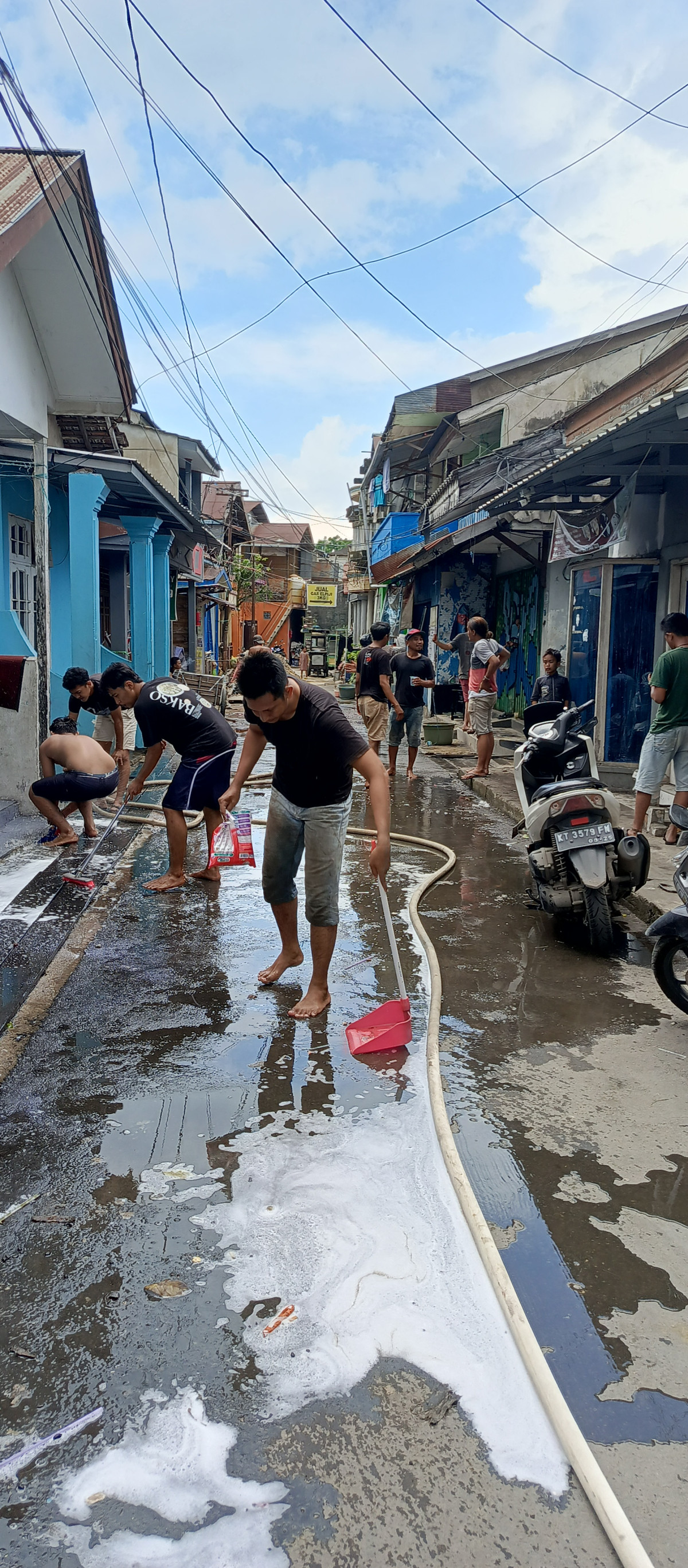 Kerja bakti di lingkungan RT. 18