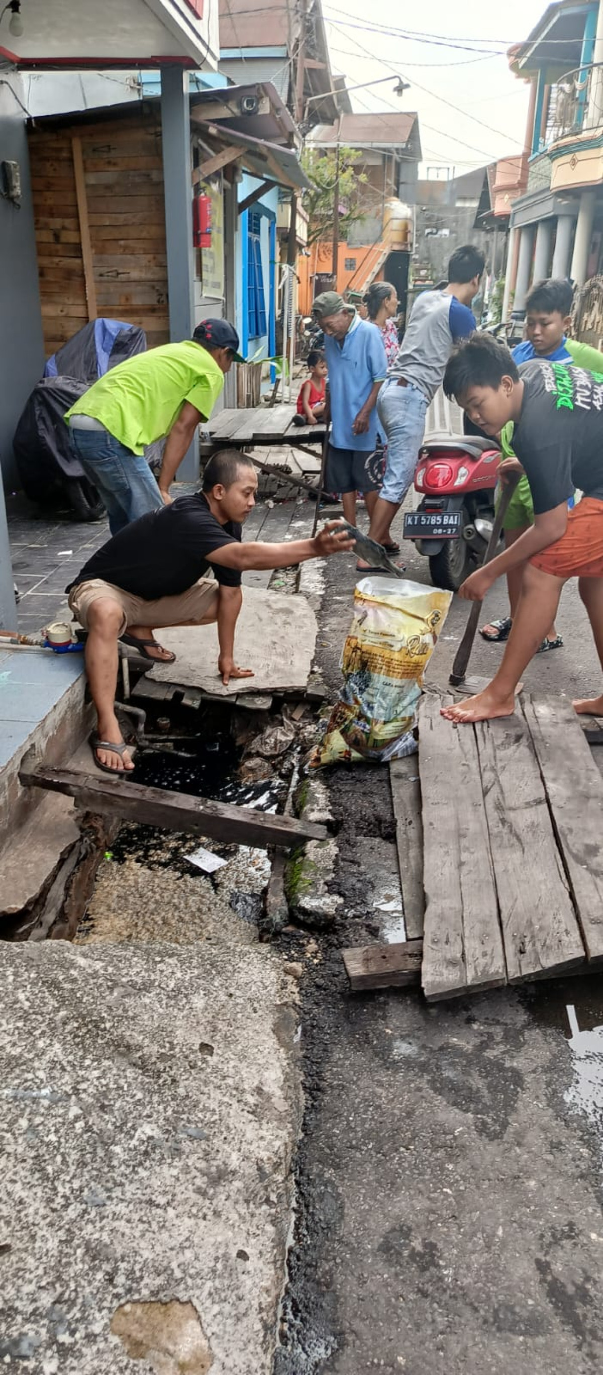 gotong royong warga