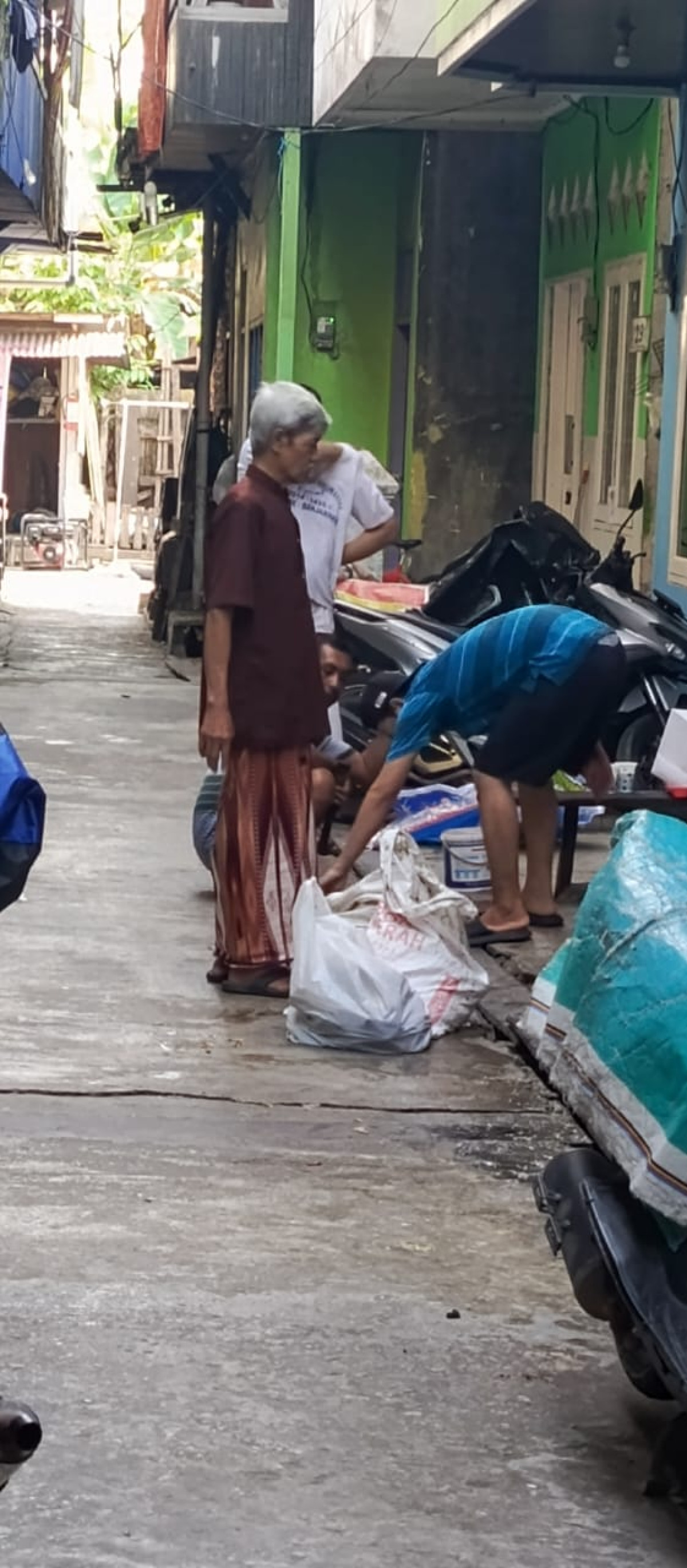 gotong royong bersama warga lingkungan rt 18