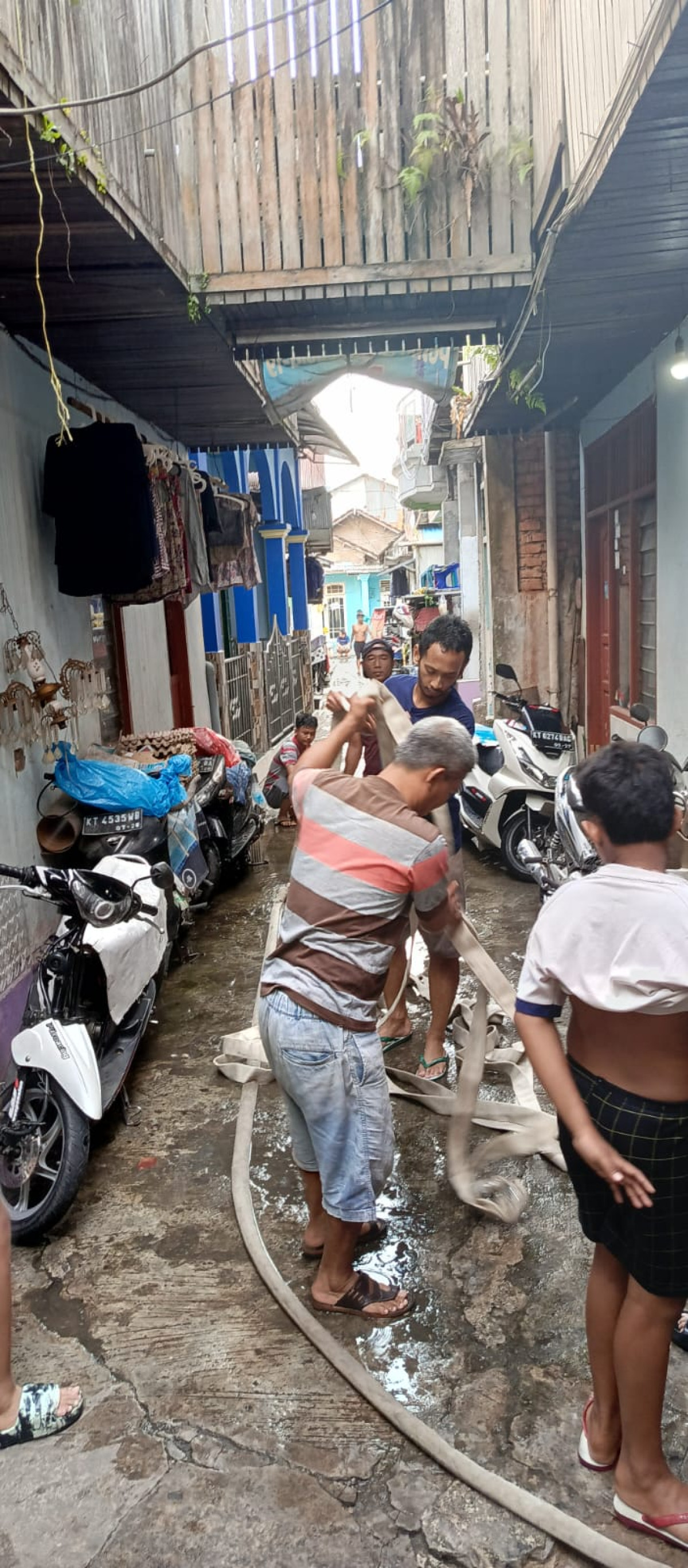 gotong royong warga rt 18