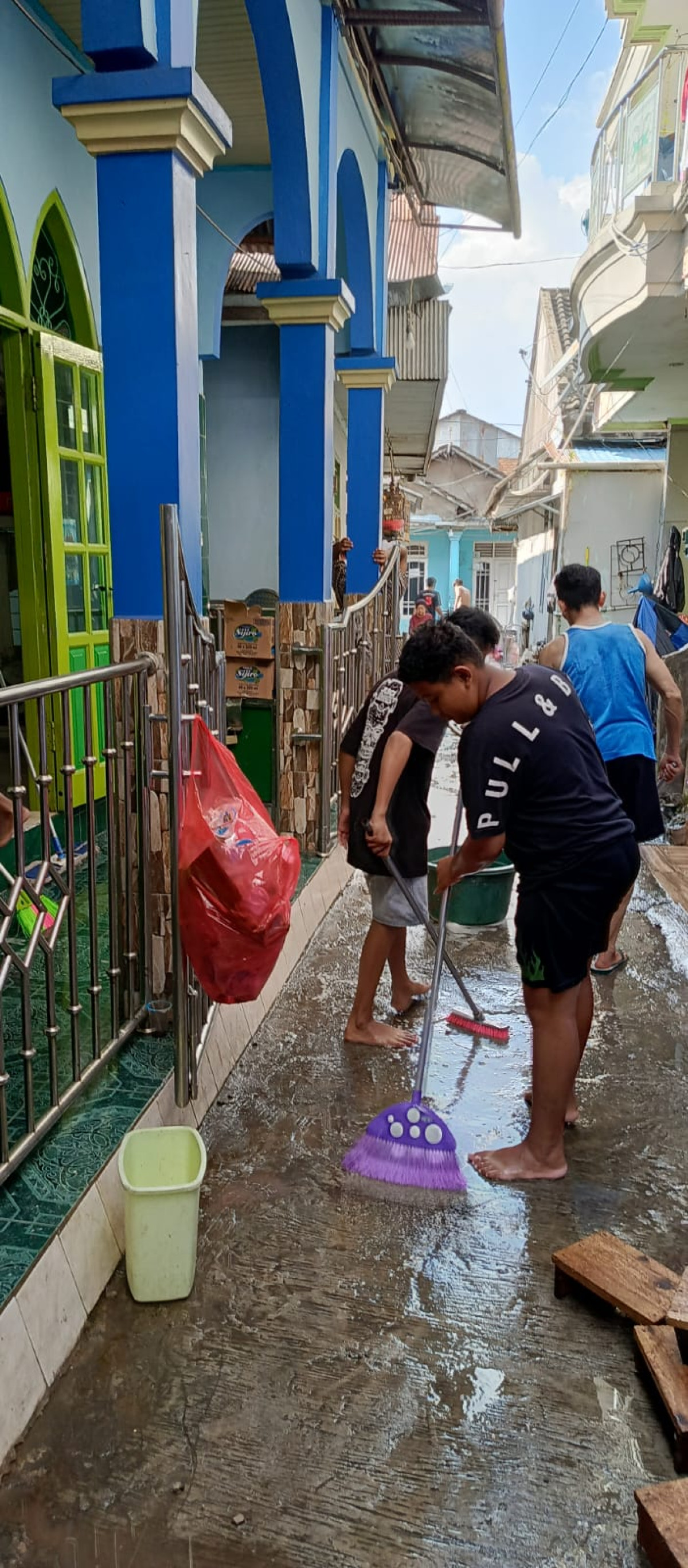 gotong royong warga rt 18