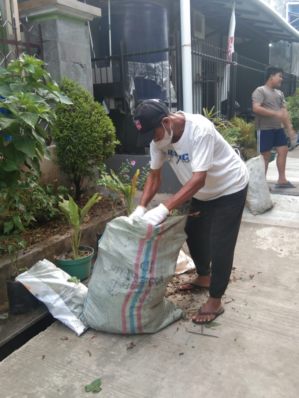 gotong royong membersihkan parit, jalanan dan merapikan tanaman