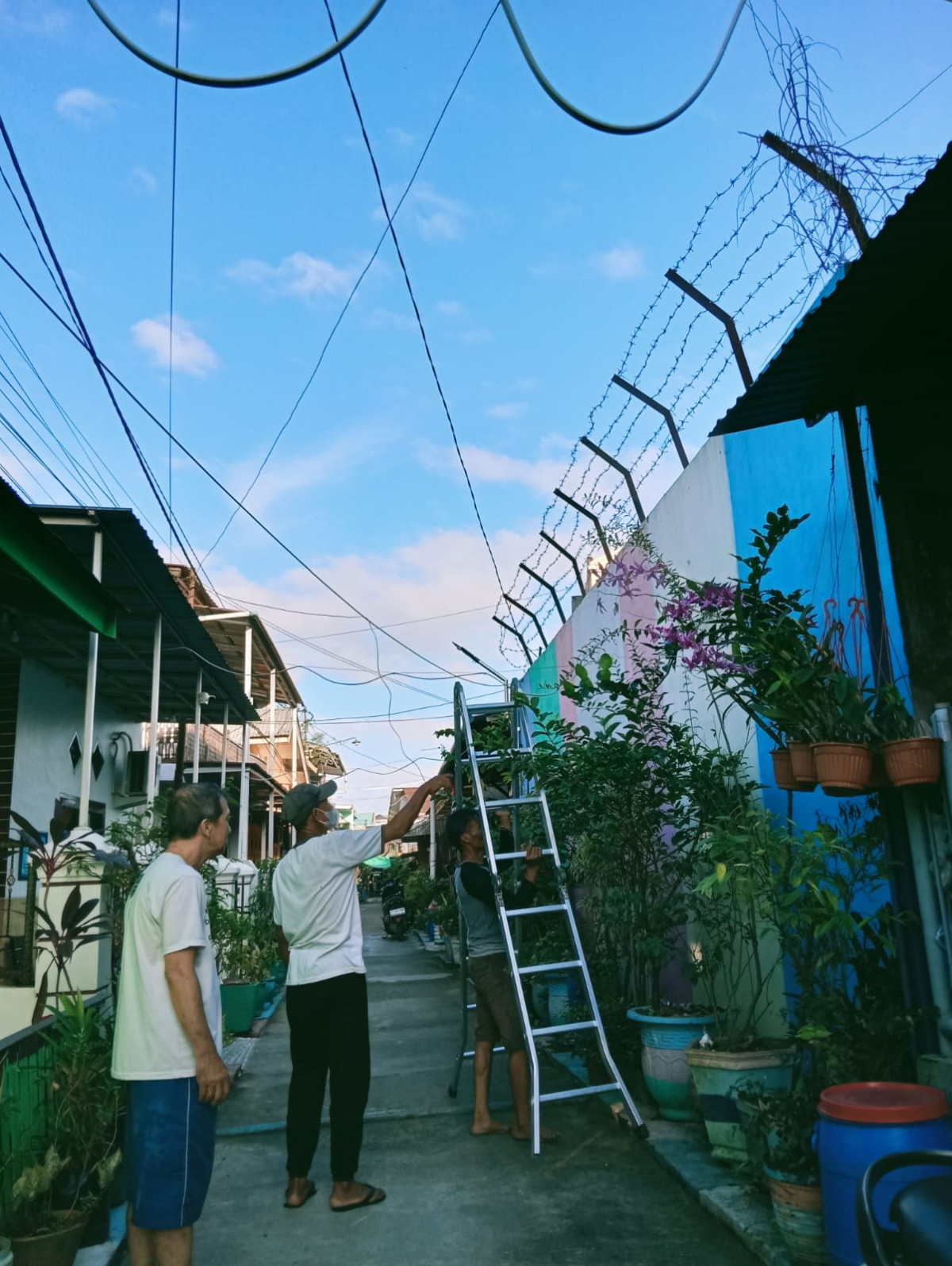 Gotong royong melepas umbul umbul
