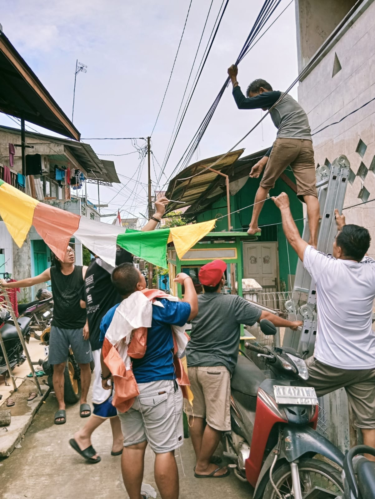 Gotong royong pasang umbul umbul