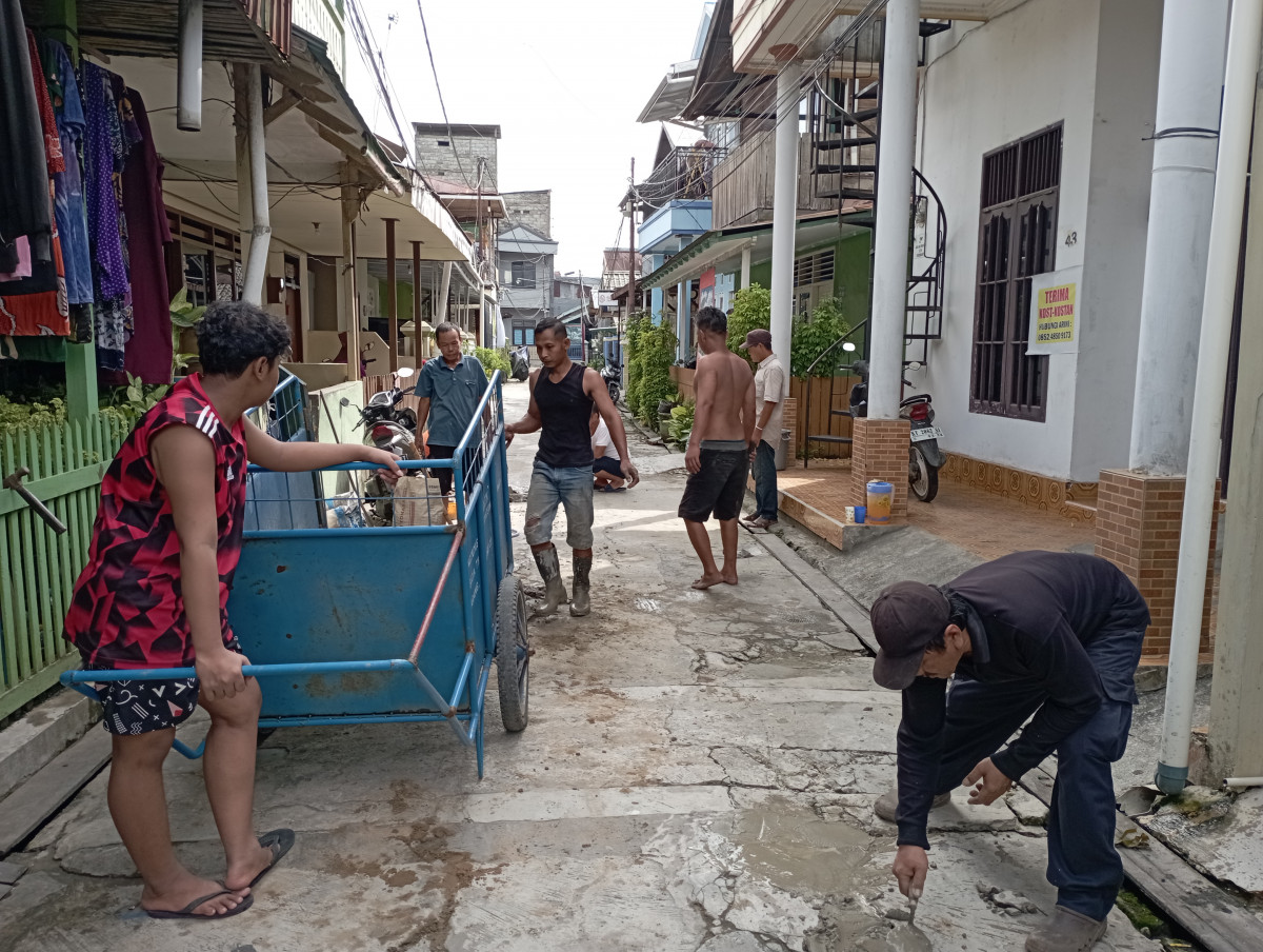 Kerja bakti di lingkungan RT. 21