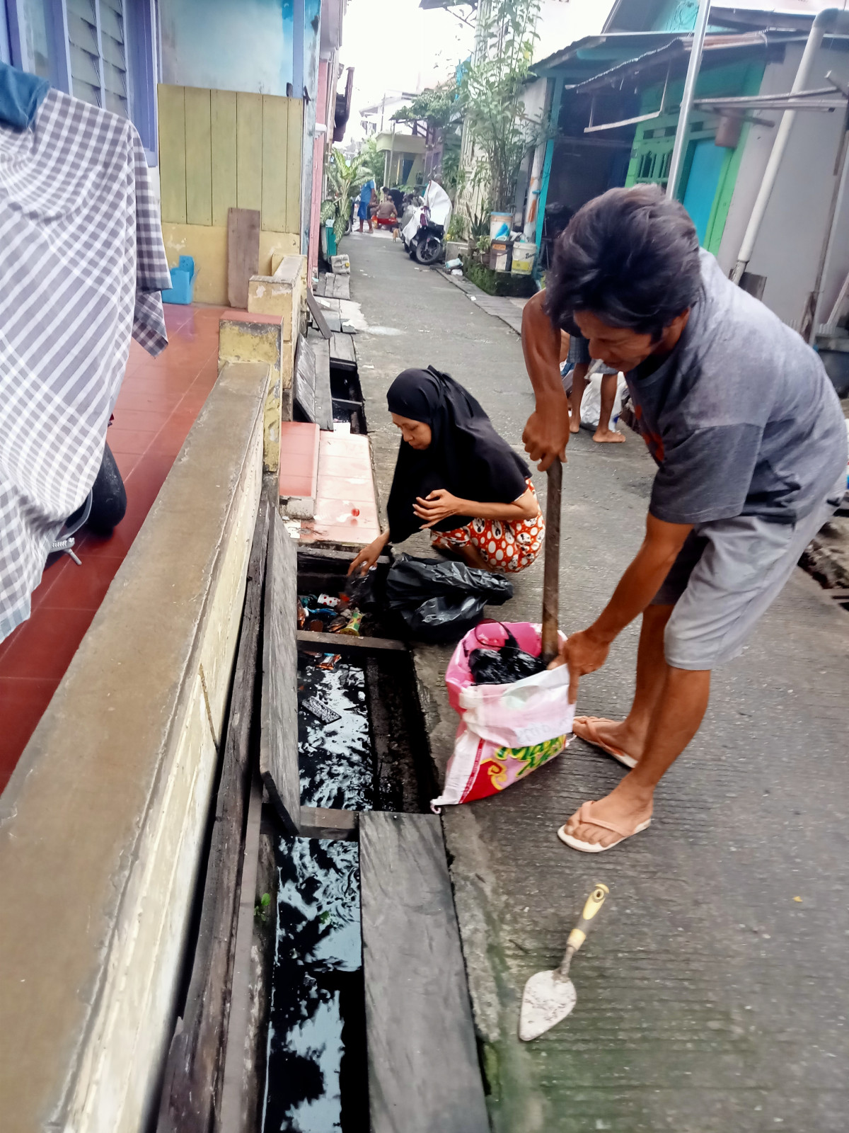 Gotong royong warga RT 22.gg.amal