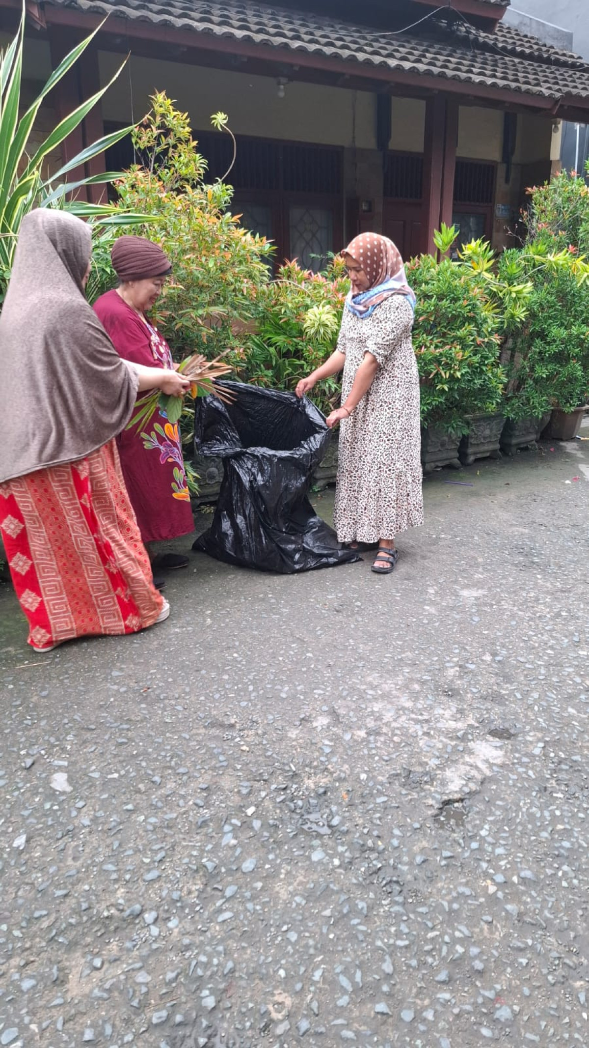 membersihkan lingkungan warga rt 23