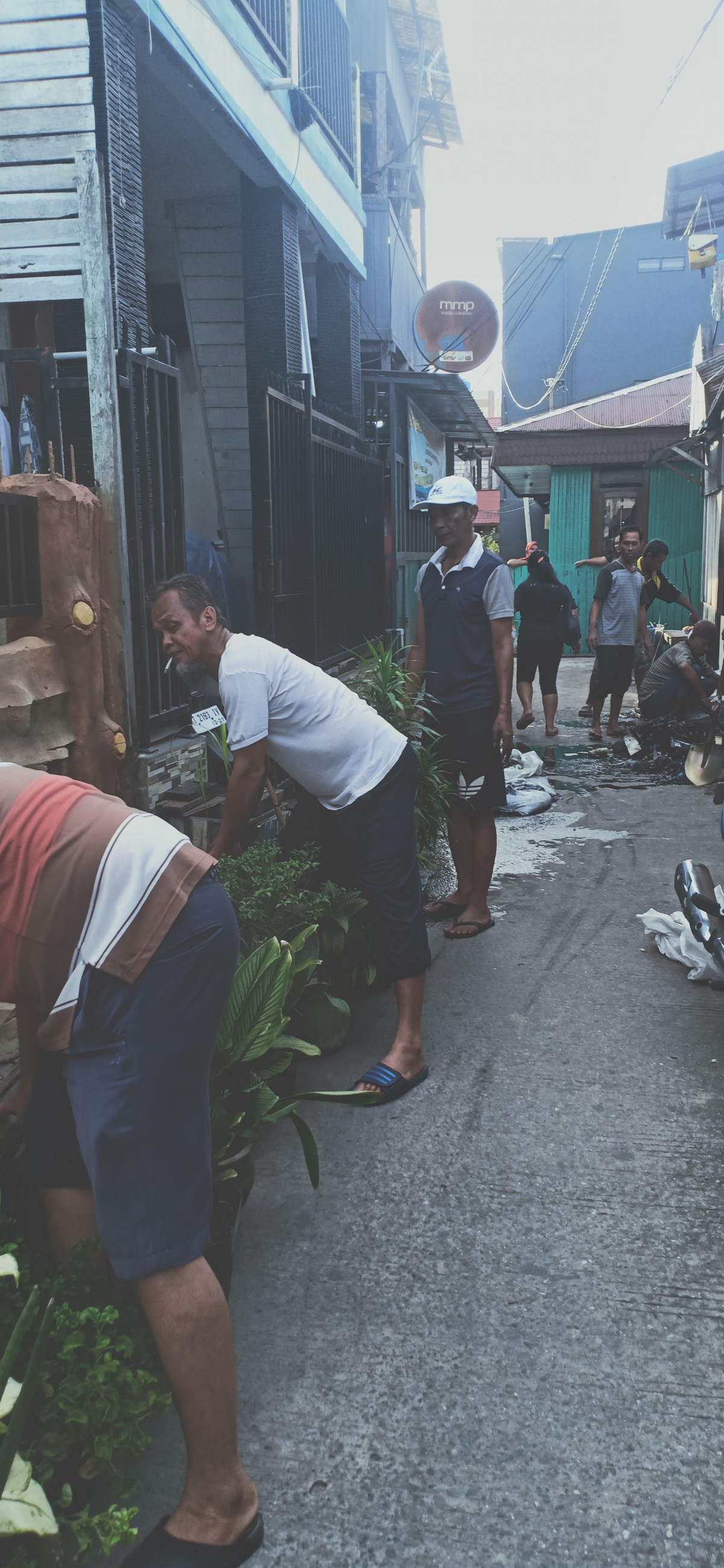Kegiatan kerja bakti lingkungan RT 23
