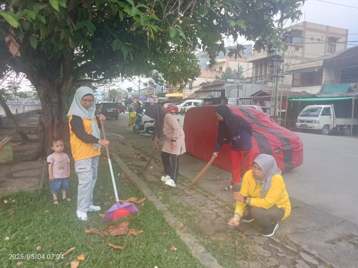 Gotong royong bersama ibu PKK