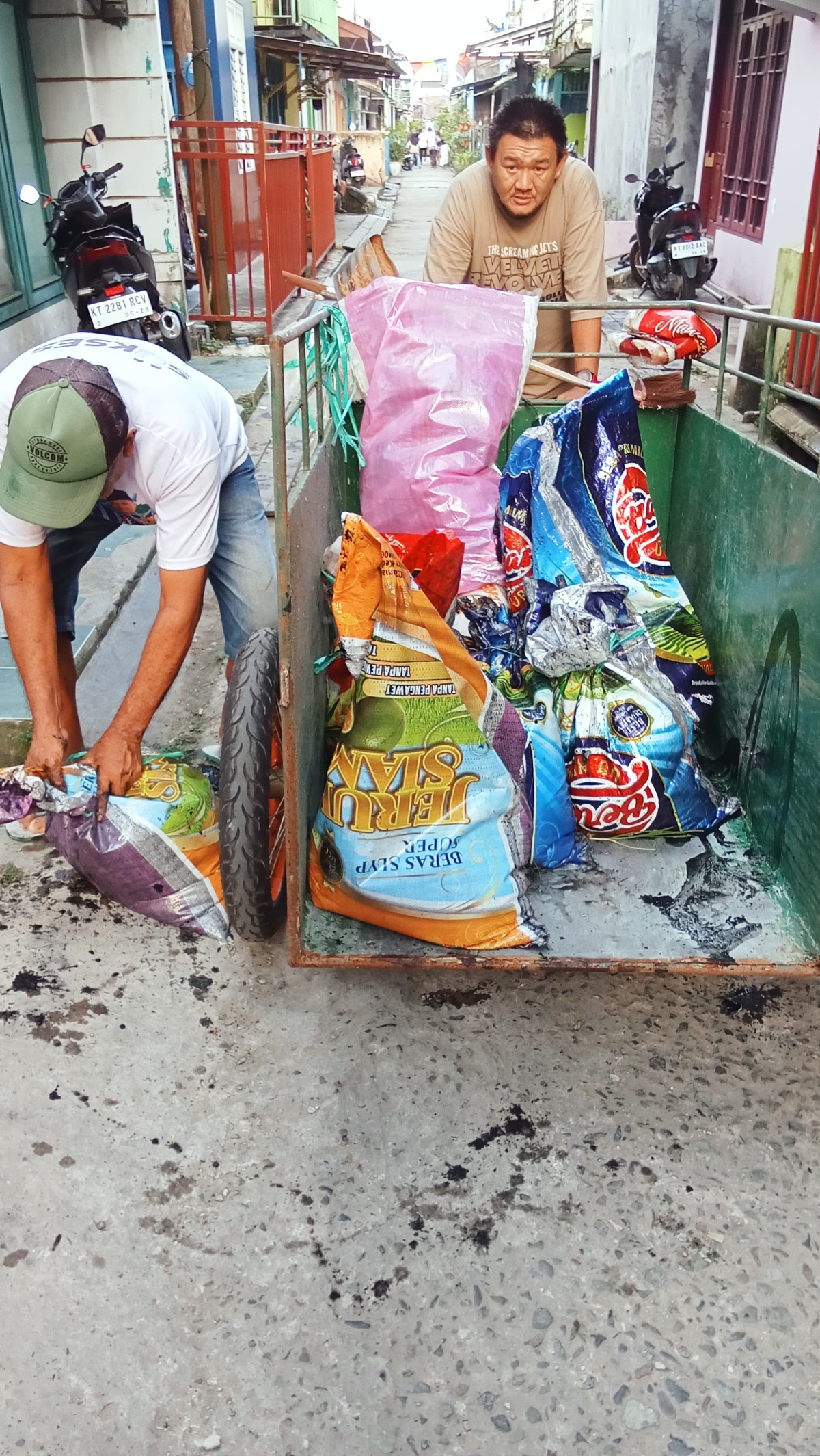 Gotong royong RT 25