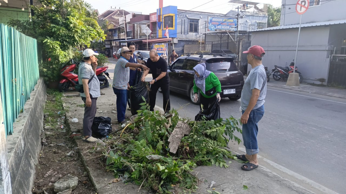 warga membersihkan lingkungan